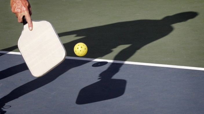 Trendsport: Pickleball ist eine ungewöhnliche Mischung aus Tennis und Badminton, die Schläger erinnern dagegen eher an Tischtennis.