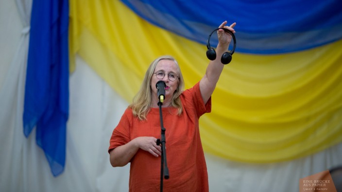 Literatur aus der Ukraine: Verena Nolte bei der Lesenacht in Mariupol, die sie mit ihrer "Brücke aus Papier" organisiert hatte.