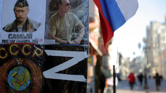Krieg in der Ukraine: "Man muss Putin nicht verteufeln, aber man darf ihn auch nicht beschönigen": Ein Souvenir-Shop in Moskau mit T-Shirts, die Putin zeigen.