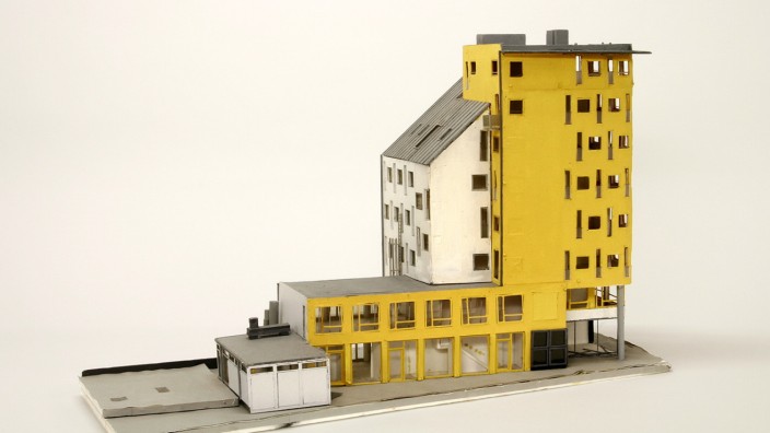 Architektur: Das Modell für ein Wohn- und Geschäftshaus mit Kinos an der Münchner Leopoldstraße hat Otto Steidle in den Neunzigerjahren entworfen.