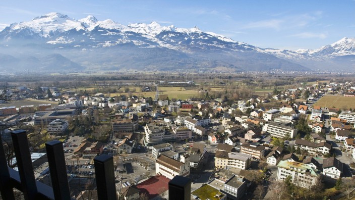 Liechtenstein: Blick über Liechtensteins Hauptstadt Vaduz. Für Ausländer ist es nicht möglich, sich in der Stadt Immobilien zu kaufen. Als Finanzplatz dürfen sie Vaduz aber nutzen.