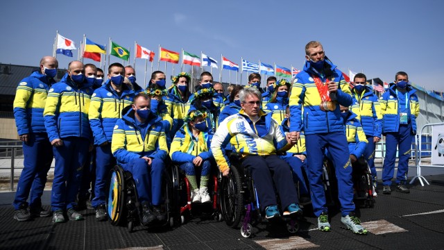 Ukraine bei den Paralympics: Hand in Hand: Komitee-Chef Waleri Suschkewitsch (links) und Biathlet Grigori Wowtschinski vor der ukrainischen Mannschaft.