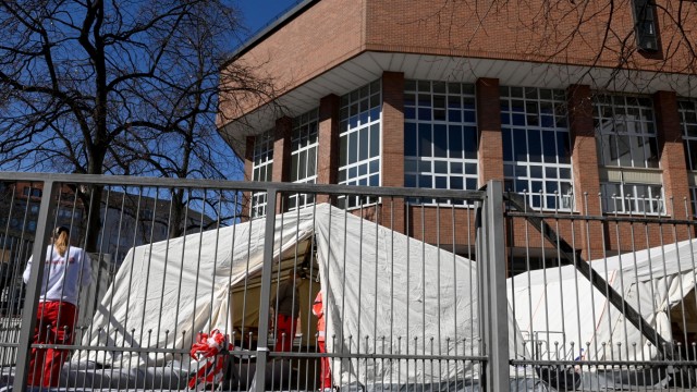 Flucht aus der Ukraine: Im Luisengymnasium sind Feldbetten aufgeschlagen, in Zelten vor dem Gebäude werden die Ankommenden unter anderem auf das Coronavirus getestet.