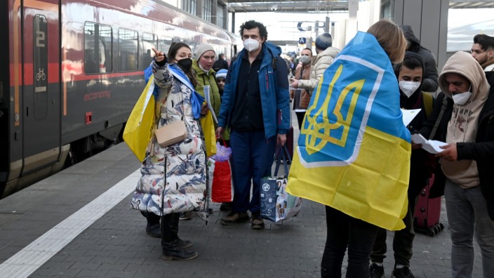 Flucht aus der Ukraine: Auf der Flucht vor dem Krieg in der Ukraine kommen immer mehr Menschen am Münchner Hauptbahnhof an.