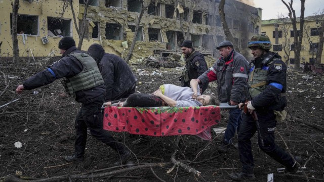 Ukrainian War - One of the symbols of the war in Ukraine: a wounded pregnant woman is brought from a bombed-out maternity hospital in Mariupol.  She did not survive, and other people were also killed.