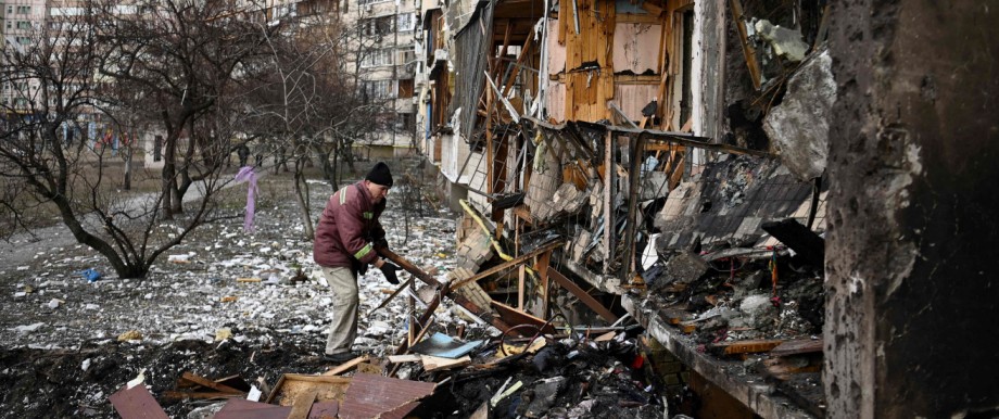 Krieg gegen das Volk: Krieg gegen ein ganzes Volk: Ein Mann sucht in den Trümmern eines zerstörten Hauses in Kiew.