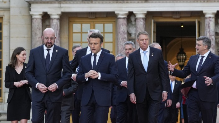 Europäische Union: Die entschlossenen 27: die Staats- und Regierungschefs der EU auf ihrem informellen Gipfeltreffen in Schloss Versailles.