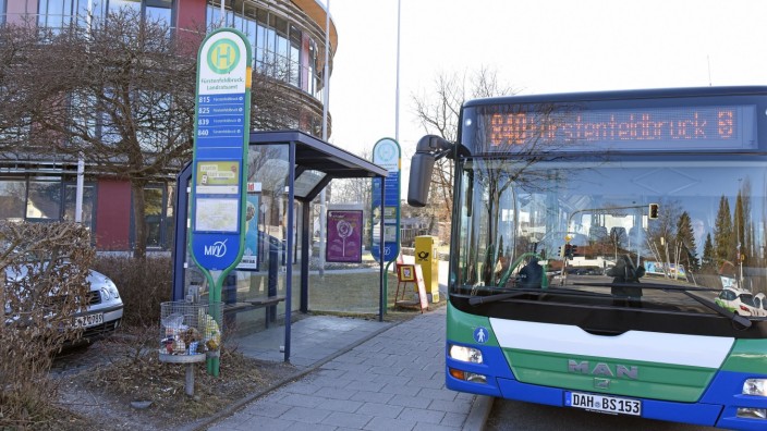 Auswirkungen des Streiks im Landkreis: Die meisten Busse verkehren regulär, so wie hier ein Fahrzeug der Linie 840 an der Haltestelle Landratsamt.