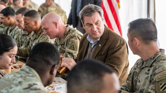 Politik in Bayern: Weißwurstfrühstück mit Ministerpräsident und US-Soldaten: Die Grünen interessieren sich dafür, woher die Würste kamen.
