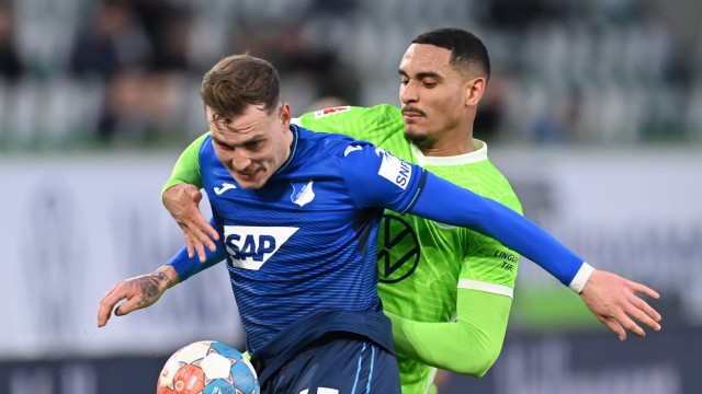 TSG Hoffenheim: young, cheap and now a national player: David Raum (left), here in the match against VfL Wolfsburg.