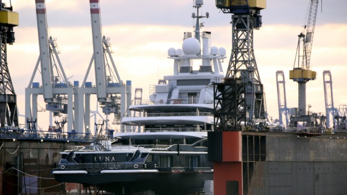 Russland-Sanktionen: Die Luxusyacht eines russischen Oligarchen im Hamburger Hafen.