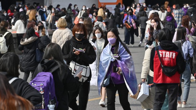 Südkorea: Es sind vor allem Frauen, alle mit Maske, die BTS live sehen wollen.