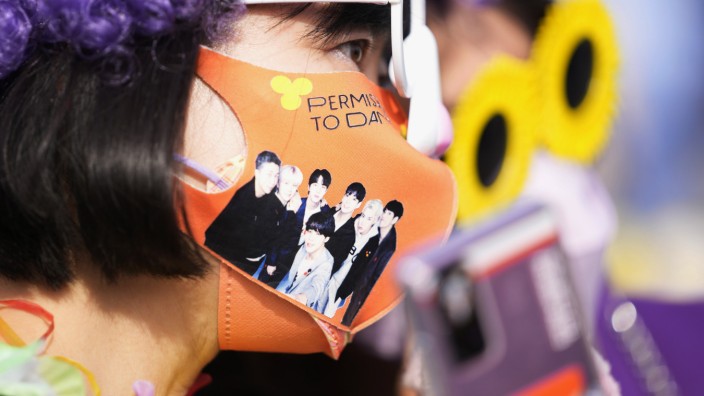 Südkorea: Ein Fan der K-Pop-Band hat sich BTS auf die Maske drucken lassen.
