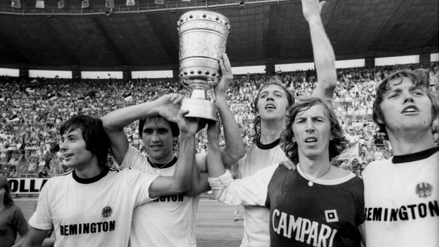 Jürgen Grabowski's obituary: The only emotion from an emotionless career: After winning the cup with Frankfurt Eintracht, Jürgen Grabowski (second from right) wears the swapped HSV jersey with the wrong advertising.