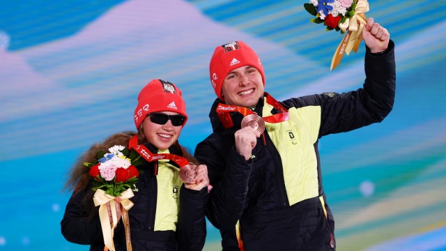 Paralympic Games: The youngest member of the German team: 15-year-old Linn Kazmaier (left) at the award ceremony.