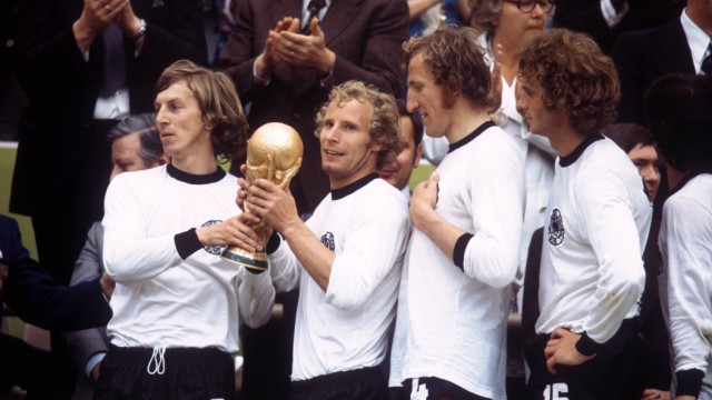 Jürgen Grabowski Obituary: Vacation: Jürgen Grabowski (with Berti Vogts and Georg Schwarzenbeck, from left) holds up the World Cup trophy on July 7, 1974: it was his 30th birthday.