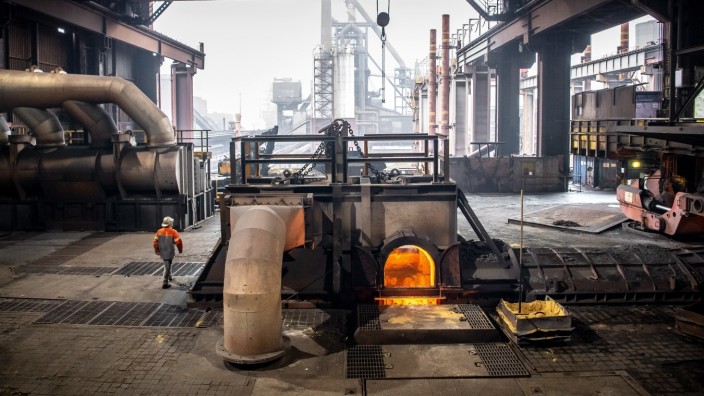 Steel, paper, chemicals: a steel mill in Bremen: Natural gas and power plants are more environmentally friendly than coal-fired blast furnaces, but are currently struggling.