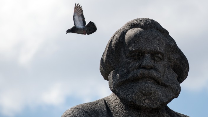 Philosophischer Salon: Karl-Marx-Denkmal in Moskau: Helmut Dworzak zeigt, dass uns der Philosoph und Kapitalismuskritiker auch heute noch einiges zu sagen hat.