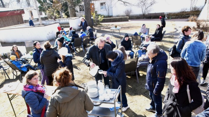 Eichenau: Im Garten der evangelischen Friedenskirche Eichenau kommen ukrainische Flüchtlinge und ihre Gastegber zusammen. Pfarrer Christoph Böhlau schenkt Kaffee aus.