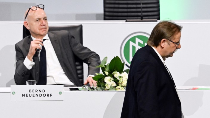 SZ-Podcast "Und nun zum Sport": Beim DFB-Bundestag im März wurde Rainer Koch (rechts) aus dem Präsidium gewählt und Bernd Neuendorf zum neuen Chef.