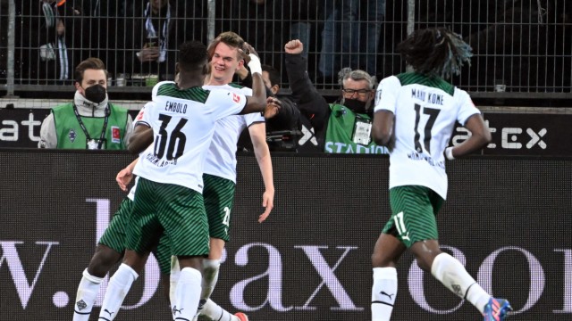 Niederlage für Hertha BSC: Matthias Ginter (Mitte) machte mit seinem Kopfballtreffer zum 2:0 alles klar.