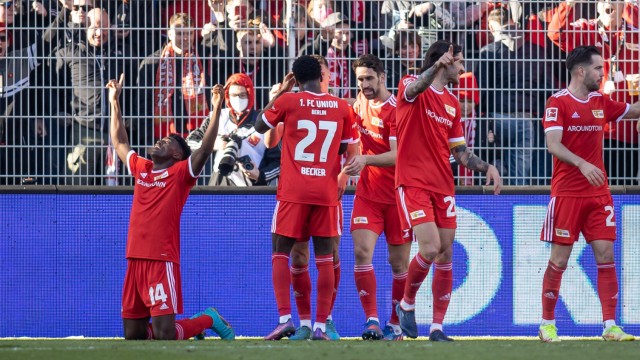 VfB Stuttgart: Taiwo Awoniyi (left) celebrates his penalty goal.  For a long time it seemed that this goal would be enough for Union Berlin to win at home.