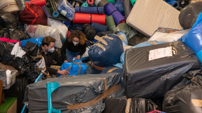 Sammelaktionen: Freiwillige sortieren Sachspenden für Flüchtlinge aus der Ukraine in einem Sammellager in Augsburg.