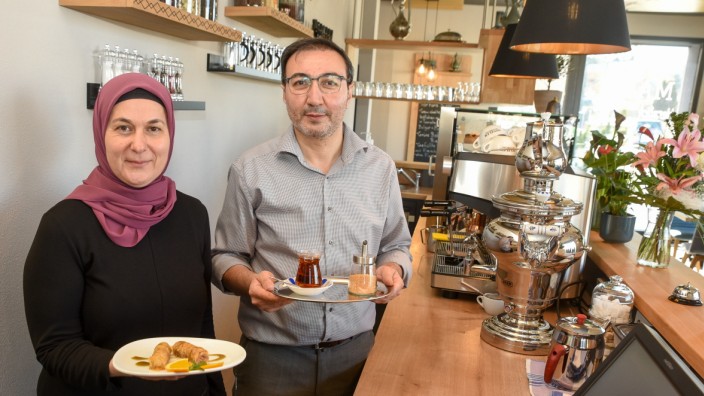 Gastronomie: Bayram Yerli und Hatice Ayvaz (links) betreiben das neue Café/Restaurant "Maida" in Penzberg.