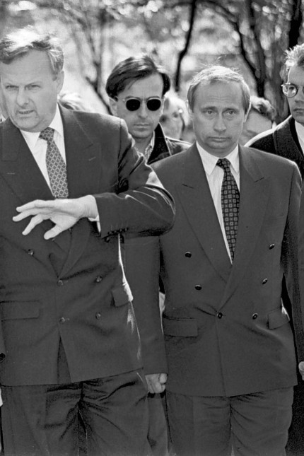 Das Politische Buch: Lange her, aber schon mit der gleichen Geisteshaltung wie heute: Wladimir Putin (rechts) als Mitarbeiter des Bürgermeisters von Sankt Petersburg, Anatolij Alexandrowitsch Sobtschak, im Jahr 1994.
