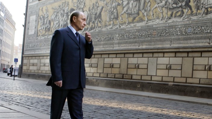Wladimir Putin: Wo alles begann: Präsident Putin besichtigt im Jahr 2006 den "Fürstenzug" in Dresden. In der Stadt an der Elbe war Putin als KGB-Agent in der Zeit des Mauerfalls stationiert.