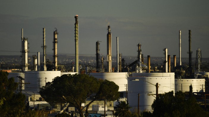 Geldanlage: Ölraffinerie der Marathon Petroleum Corp. in El Paso/Texas. Die Bundesregierung investiert für seine Versorgungsfonds auch in solche Konzerne.