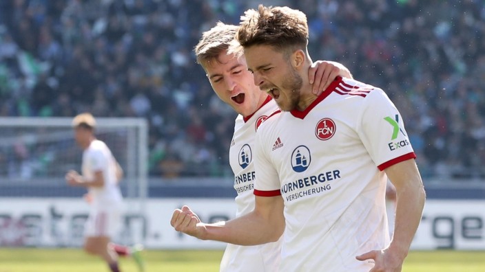 1. FC Nürnberg: Co-Produzenten beim 0:1: Vorbereiter Fabian Nürnberger (links) und Torschütze Lukas Schleimer bejubeln dessen ersten Zweitligatreffer.
