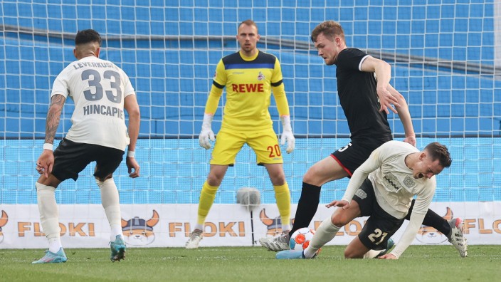 Bundesliga: Ein unscheinbarer Zweikampf mit Folgen - nicht nur für Leverkusen: Nationalspieler Florian Wirtz (vorne rechts) muss anschließend, offenbar schwer am Knie verletzt, vom Platz getragen werden.