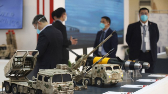 Sipri-Bericht: Chinesische Waffenhersteller präsentieren ihre Ware auf einer Militärmesse im März in Bagdad.
