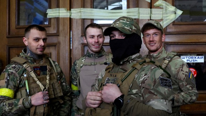 "Internationale Legion" der Ukraine: "Ein Held werden - in vier einfachen Schritten": So wirbt die Ukraine um Freiwillige - im Bild junge Briten im westukrainischen Lwiw vor ihrer Fahrt an die Front.