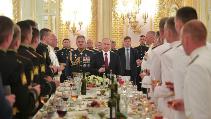 Putins Geisteszustand: Bevor er sich in die Isolation begab: Präsident Putin und sein Verteidigungsminister Sergej Schoigu 2019 bei einem Empfang für Absolventen russischer Militärakademien im Kreml.