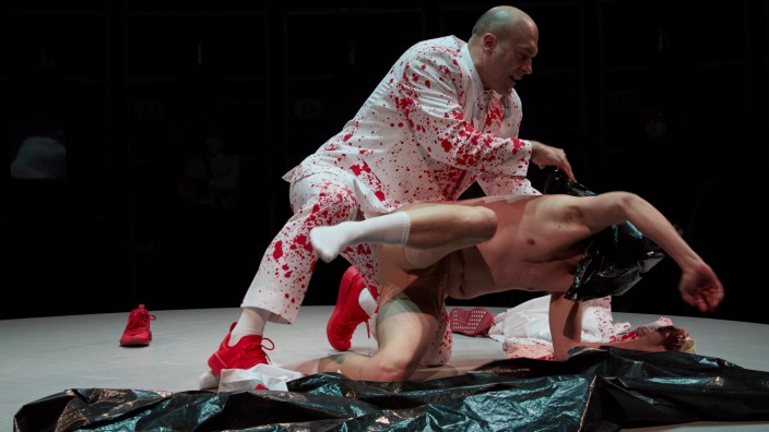 Theater: Voller Körpereinsatz: Der Schlachter (Martin Weigel, links) betäubt das Schwein (André Benndorff) in dem Stück "Pigs" mithilfe einer Tüte.