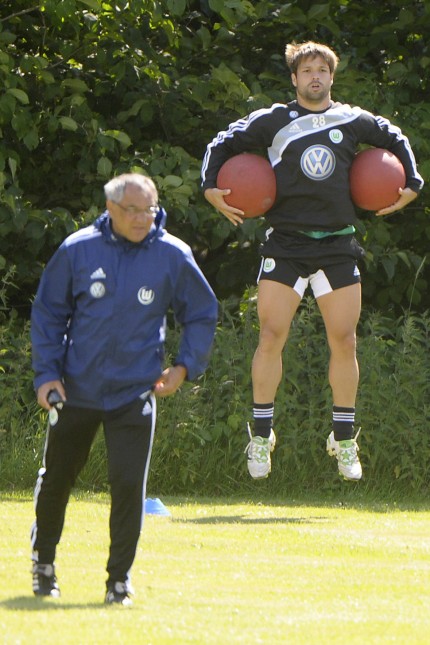 Hertha BSC: Ein Bild aus Wolfsburger Tagen: Diego (rechts) beim Zirkeltraining, natürlich mit Medizinbällen.