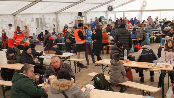 Krieg in der Ukraine: In der Berliner Stadtmission vor dem Hauptbahnhof erhalten ukrainische Flüchtlinge Essen und Ratschläge für die Weiterfahrt.