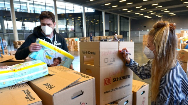 Sachspenden für Geflüchtete: In der Kleinen Olympiahalle sortieren freiwillige Helfer die Spenden der Münchnerinnen und Münchner.