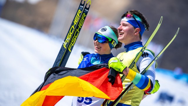 Paralympics: "Überragend": Linn Kazmaier (links) und ihr Guide Florian Baumann nach ihrem Langlauf-Sieg über 10 Kilometer.