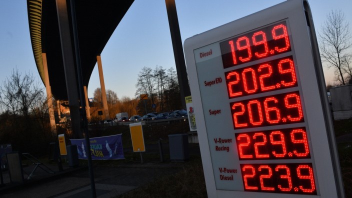 Auch an Nicht-Autobahn Tankstellen, wie hier in Saarbrücken-Fechingen (Saarland) sind die Benzinpreise am Freitagmorgen