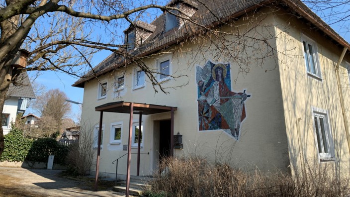Ottenhofen hilft: Das Pfarrhaus in Ottenhofen steht schon lange leer. Nun sollen Geflüchtete aus der Ukraine dort einziehen.