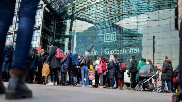 Baupolitik: Flüchtlinge am Berliner Hauptbahnhof. Den UN zufolge könnten aus der Ukraine allein nach Deutschland mehr als eine Million Menschen kommen.