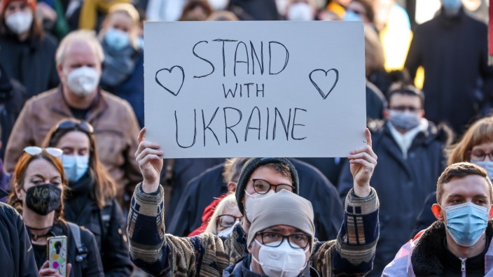 Aufmerksamkeitsökonomie: Demonstration gegen Putins Krieg: Die Corona-Krise wird nach zwei Jahren von der nächsten, der Ukraine-Krise abgelöst.
