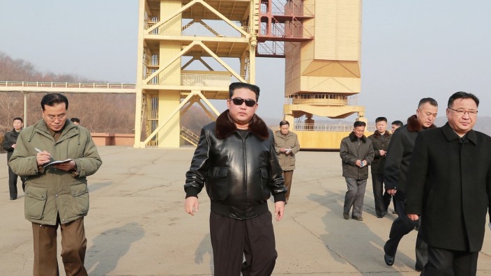 Süd- und Nordkorea: Nordkoreas Diktator Kim Jong-un, hier im Raumfahrtzentrum Sohae an der Westküste, wird nach dem Machtwechsel in Südkorea wohl auf mehr Abgrenzung stoßen.
