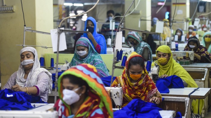Mode-Industrie: Dem "Bündnis für nachhaltige Textilien" ist es nach Ansicht der Kampagne für Saubere Kleidung nicht gelungen, die Arbeitsbedingungen in Textilfabriken wie hier in Bangladesch zu verbessern.