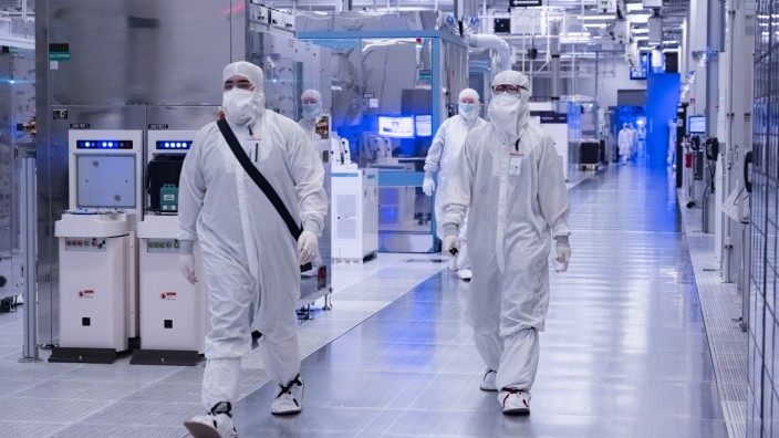 Halbleiter: Intel-Mitarbeiter in einer Chipfabrik in Hillsboro, Oregon, USA.
