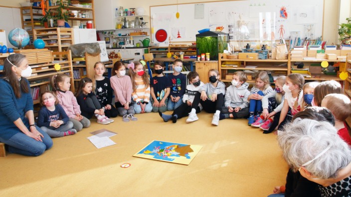 Bildung in Bayern: Morgenkreis der Kleinen: In der Montessorischule Inning geht es jetzt auch bei den Kleinen um den Krieg - die Schüler haben viele Fragen und Ängste.