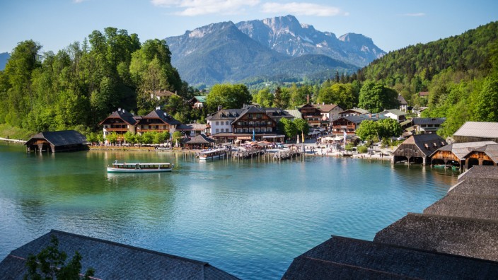 Tourismusgebiete in Bayern: Der Königssee zieht nicht nur Ausflügler und Urlauber an, sondern auch Menschen, die sich in der Gegend einen Zweitwohnsitz einrichten wollen. Das wollen Gemeinden wie Schönau und Berchtesgaden seit einigen Jahren per Satzung verhindern.